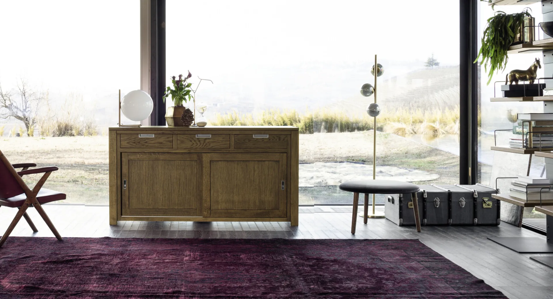 Credenza Holand Devina Nais in rovere in un soggiorno con tappeto