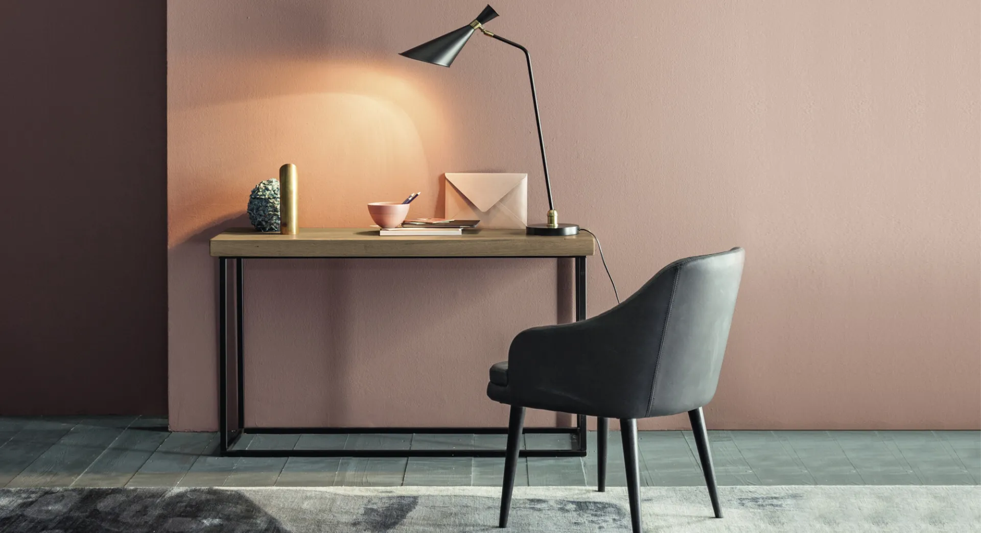 Consolle Free Devina Nais in rovere usata come scrittoio con sedia e lampada