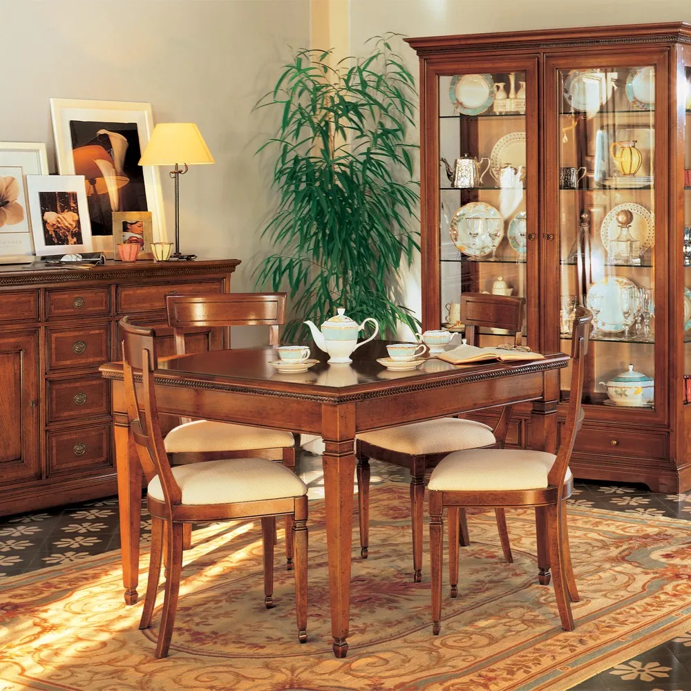 Tavolo quadrato Bucaneve Le Fablier con sedie in legno, vetrina e credenza classiche