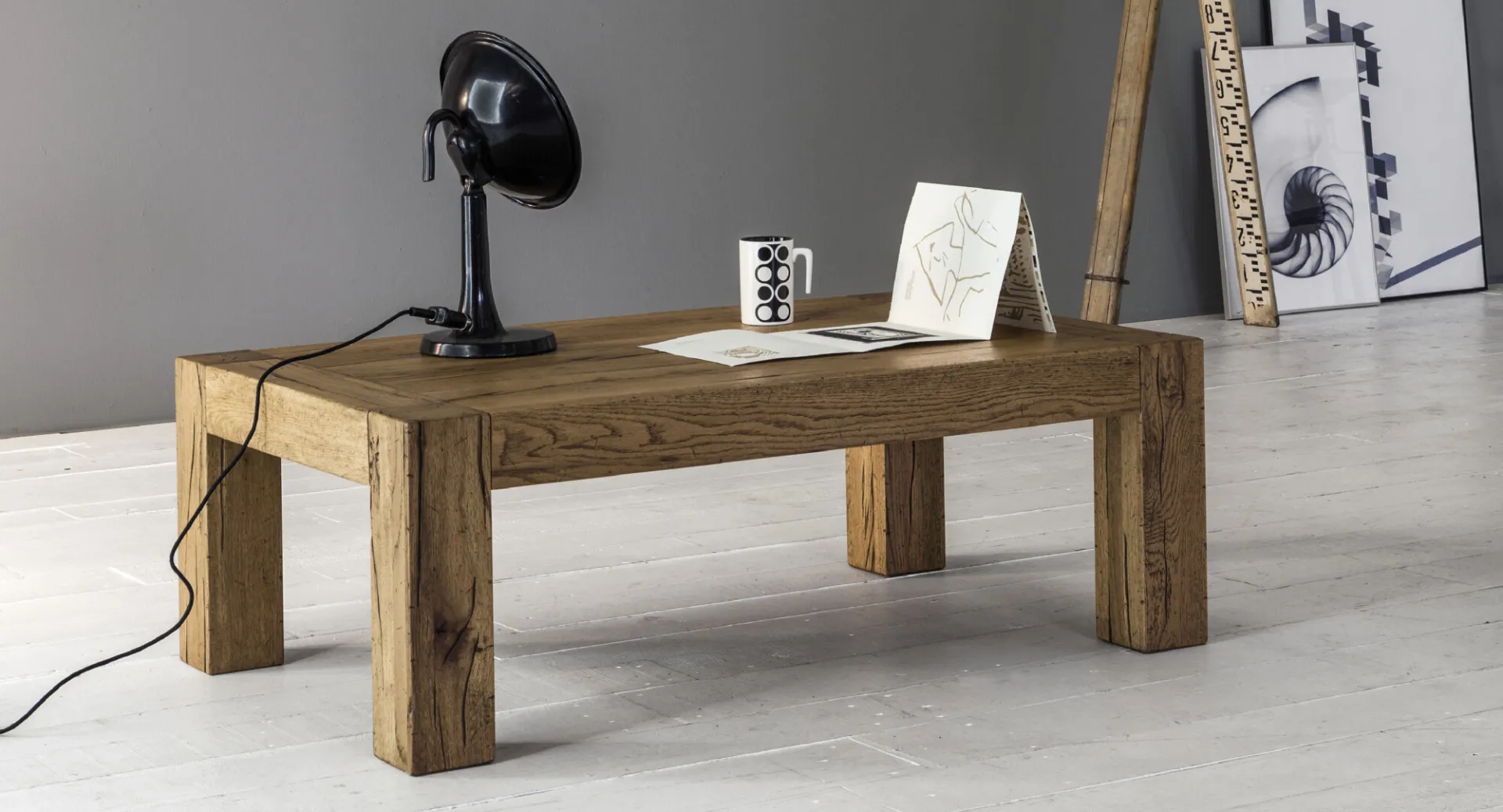 Tavolino Brooklyn Devina Nais in rovere naturale con lampada e libri