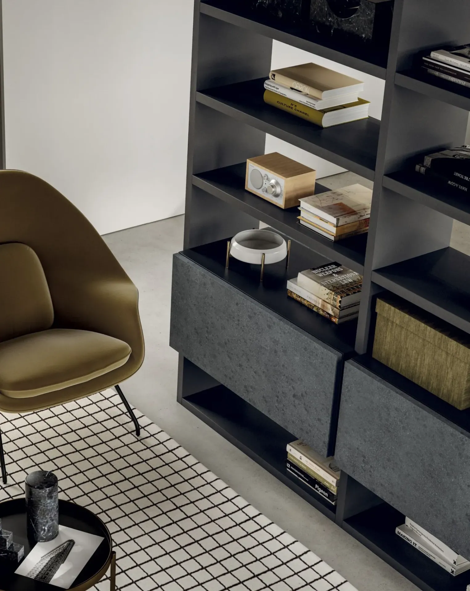 Pensili a cassetto effetto marmo nella libreria Line Up 13 Dielle Modus
