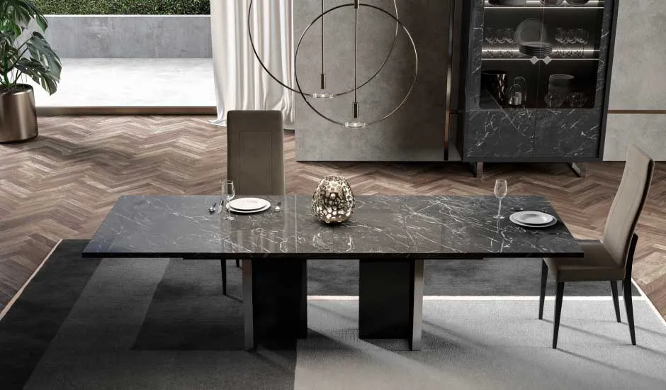 Tavolo Sky Euro Design con piano marmorizzato e gambe cromate