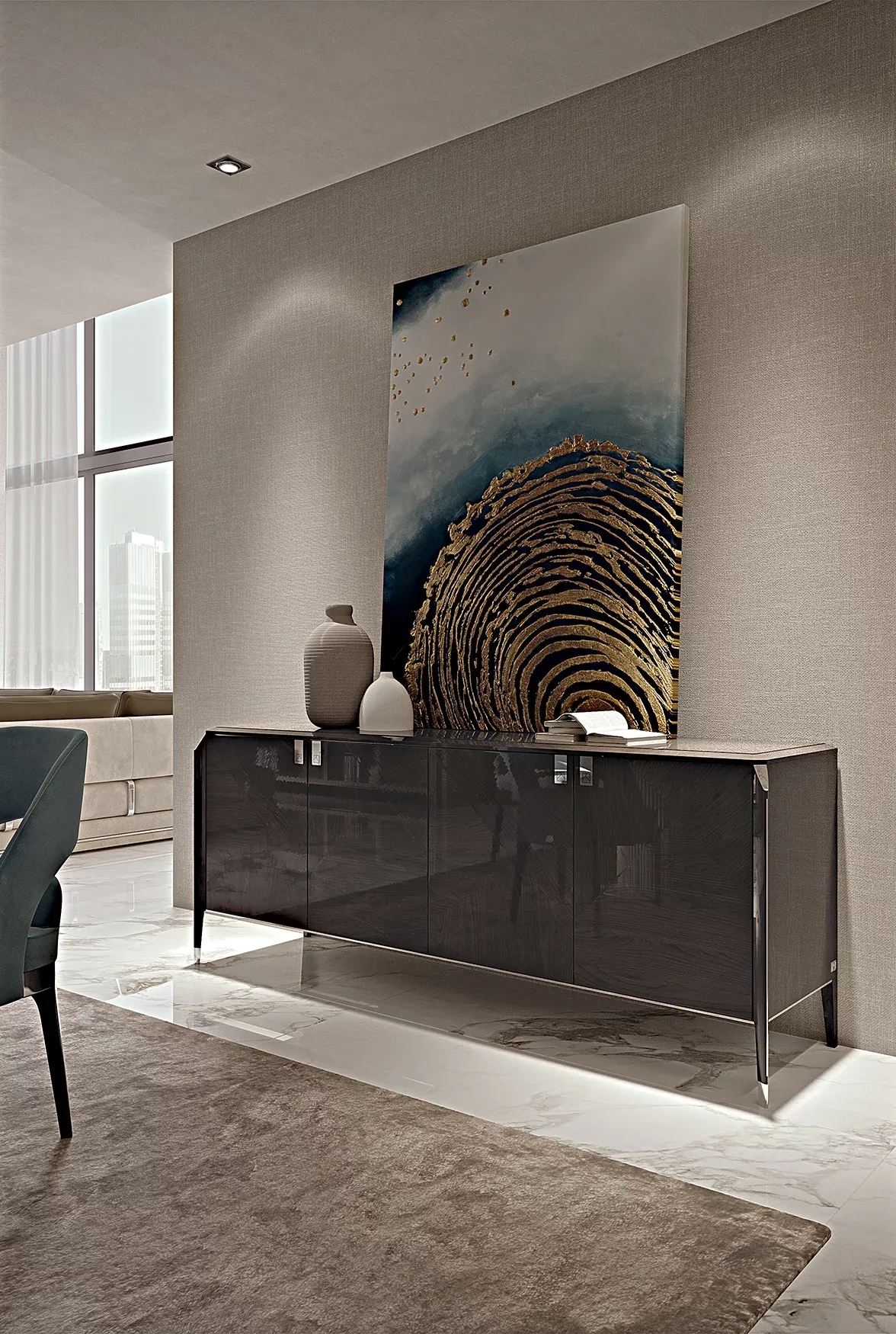 Credenza 4 ante Icon Francesco Pasi scura lucida sotto un grande quadro in un soggiorno luminoso