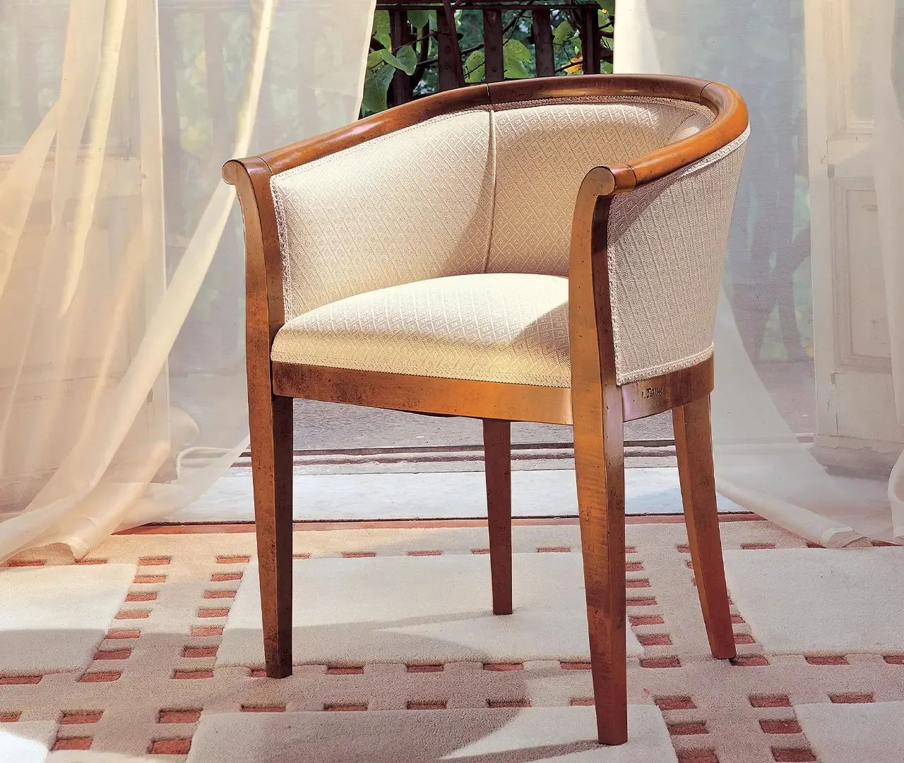 Poltroncina China Le Fablier in legno classico con imbottitura chiara davanti a una tenda