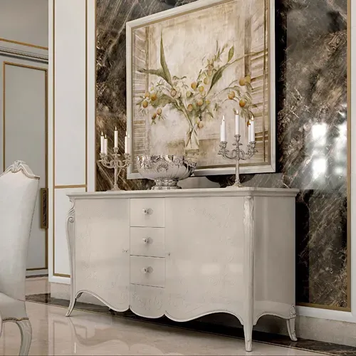 Credenza sagomata Opera Francesco Pasi laccata avorio con candelabri e quadro, in una sala classica