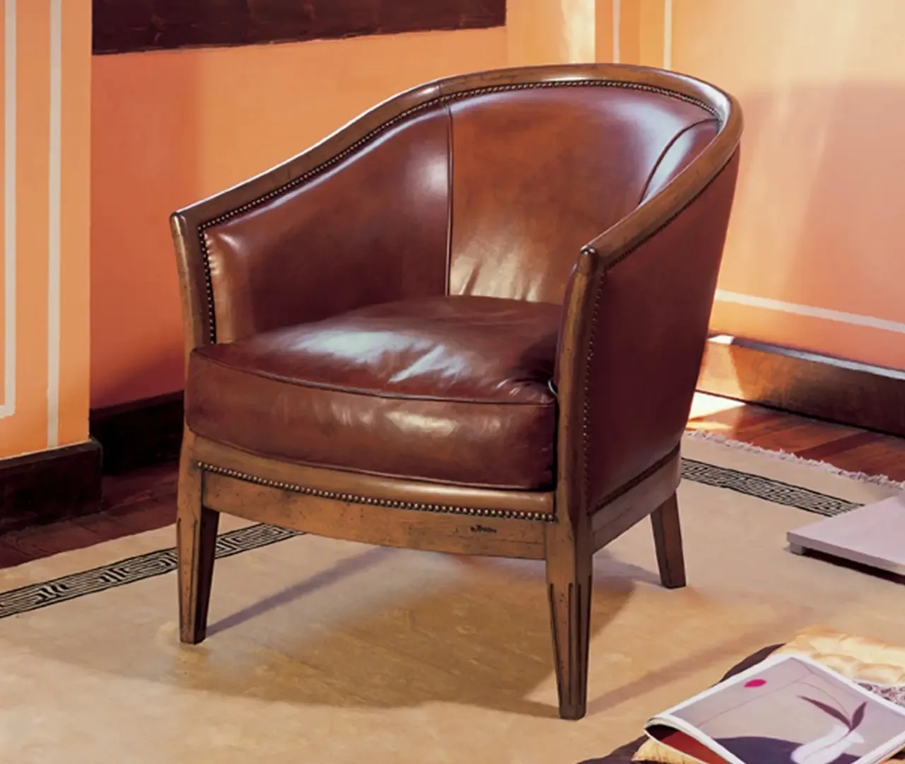 Poltroncina Piazza Le Fablier in pelle marrone con borchie sui bordi