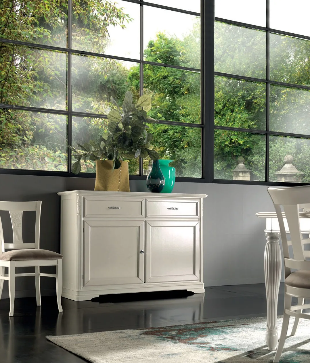 Credenza Marco Polo Imba da 150 cm laccata chiara in sala da pranzo con sedie coordinate