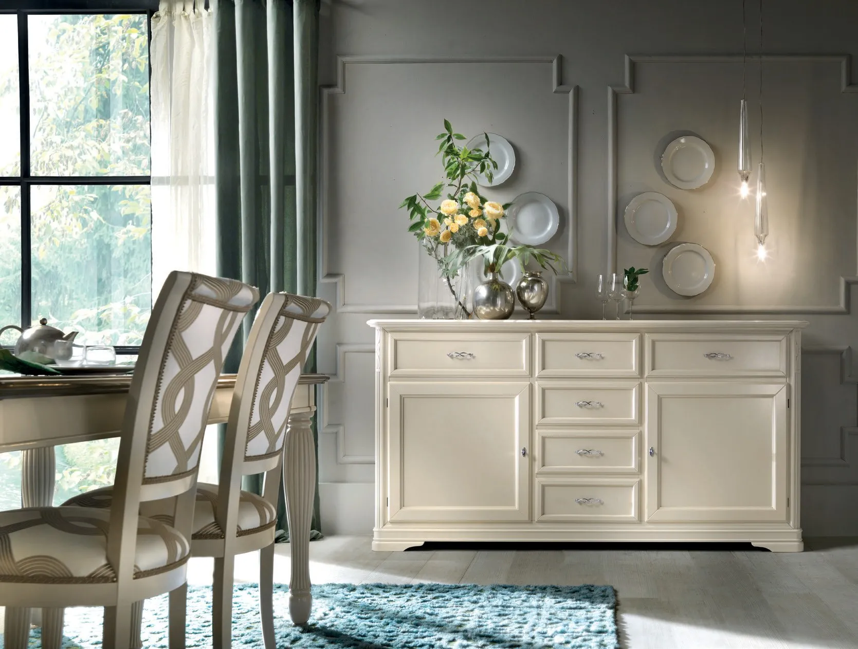 Credenza Marco Polo Imba da 200 cm con cassetti centrali accanto alle sedie in legno chiaro