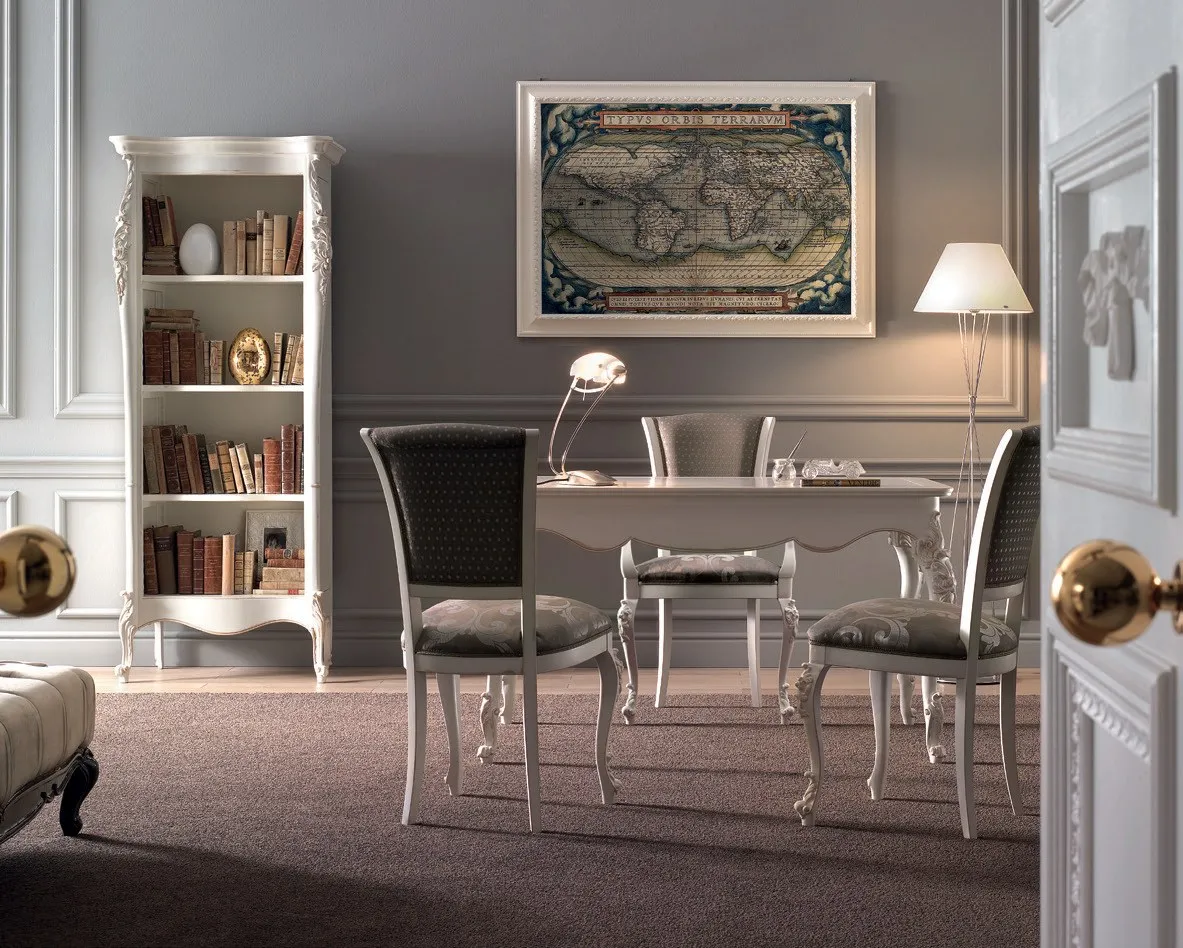 Scrivania Venere Imba da 141 cm con libreria e sedia in un ambiente chiaro