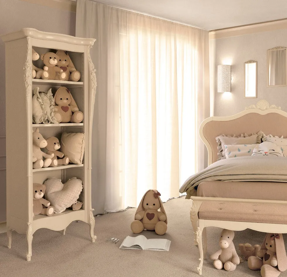 Libreria Venere Imba stretta e chiara con peluche in una cameretta