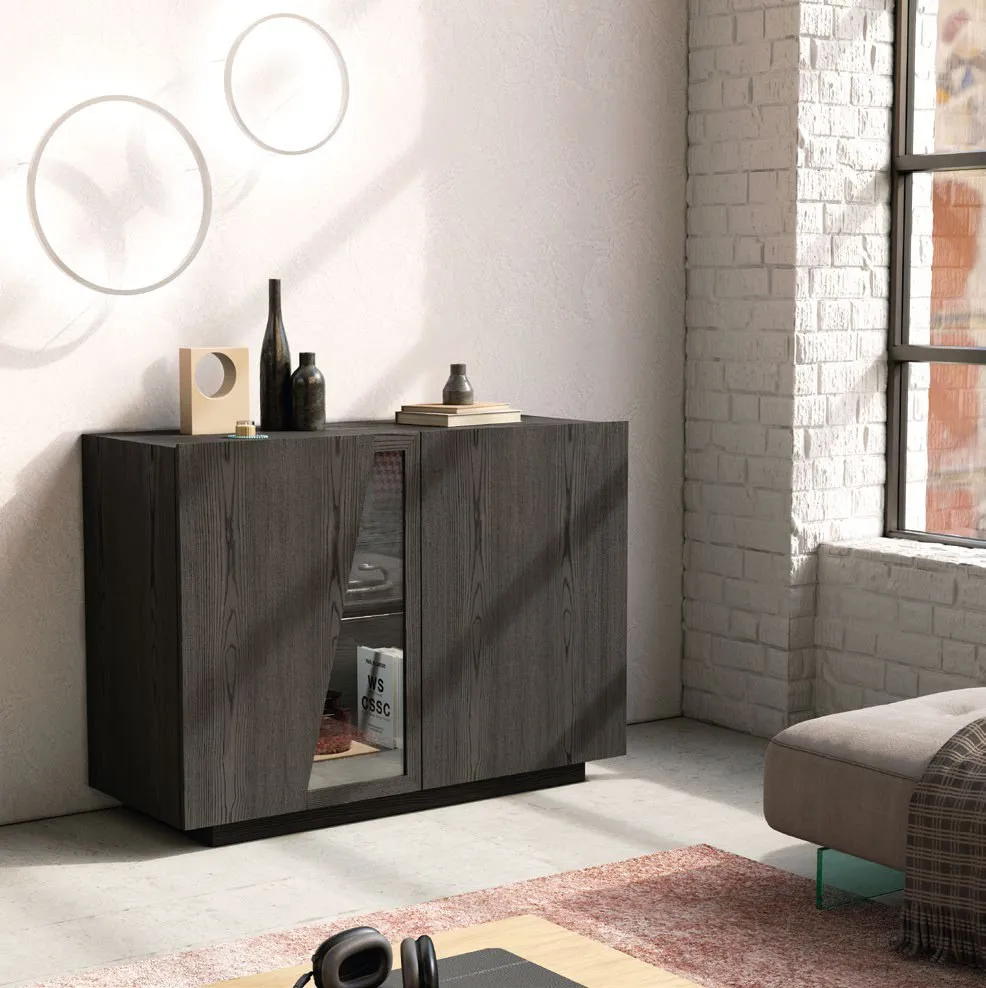Credenza Mira Imba antracite a due ante con vano illuminato accanto a una parete di mattoni