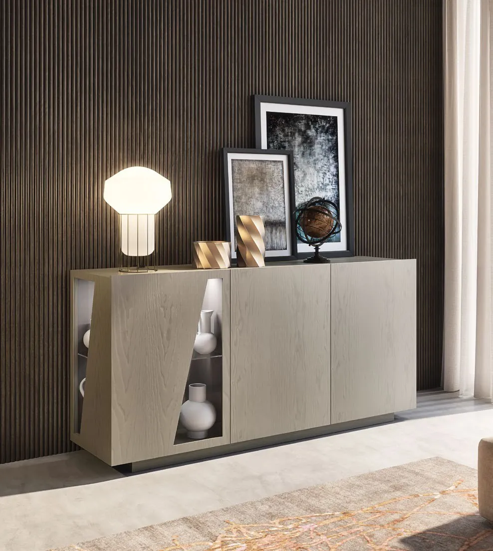 Credenza Mira Imba a tre ante Grigio Cenere davanti a una parete in legno scuro