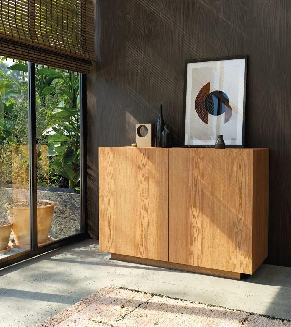 Credenza Nova Plus Imba in frassino Caramello a due ante davanti a una vetrata