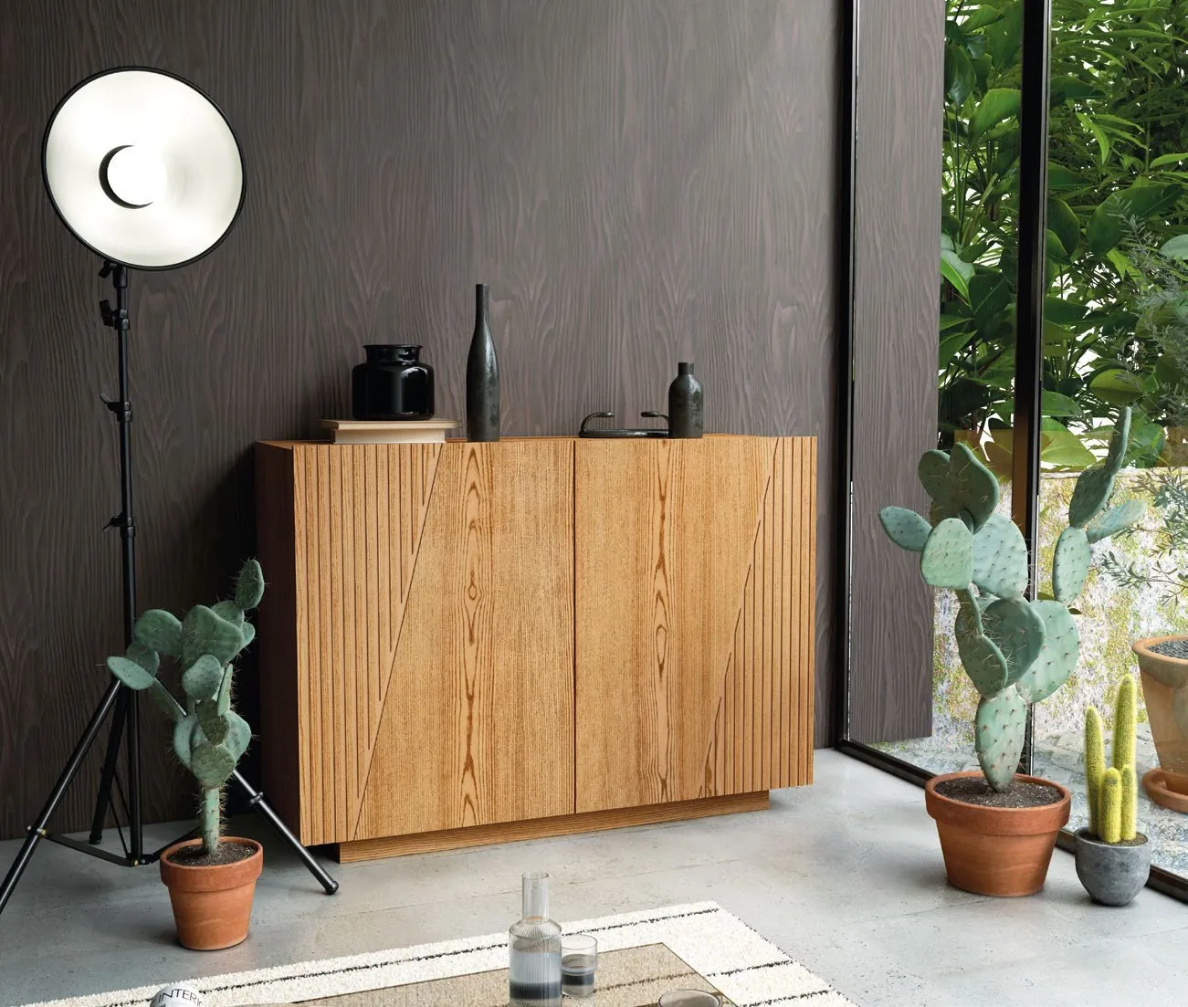 Credenza Nova Style Imba in frassino Caramello davanti a una parete scura