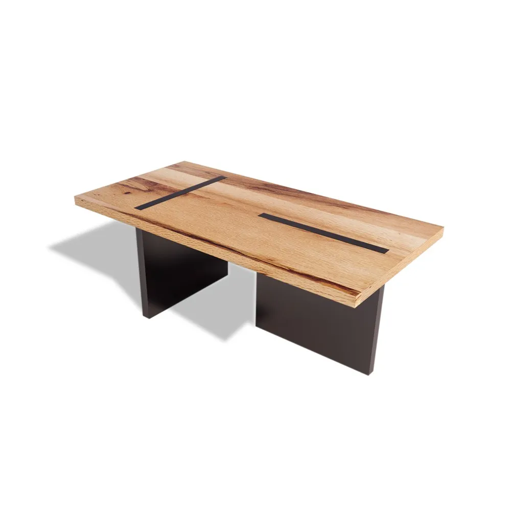 Tavolo Caracas Le Fablier in rovere naturale con inserto e gambe laccati, su fondo bianco