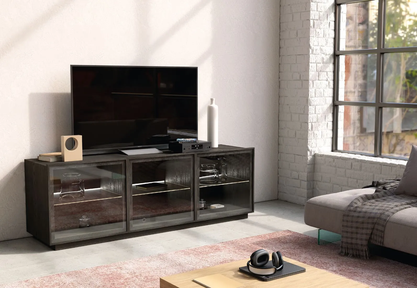 Credenza bassa Nova View Imba antracite usata come porta TV in soggiorno