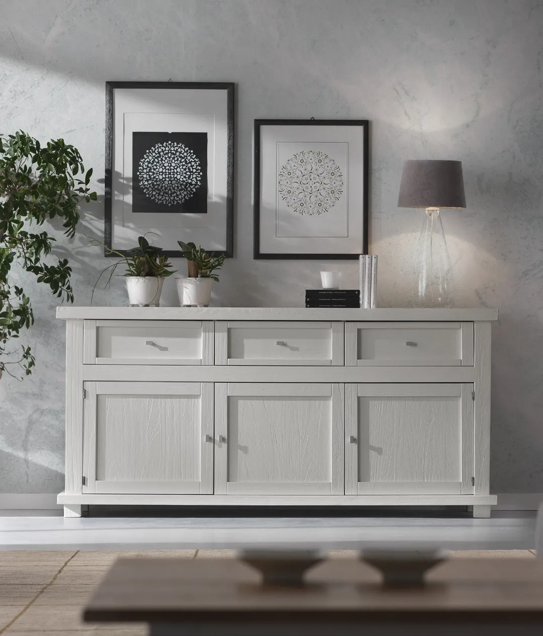 Credenza Country Imba bianca con tre cassetti e tre ante sotto due quadri