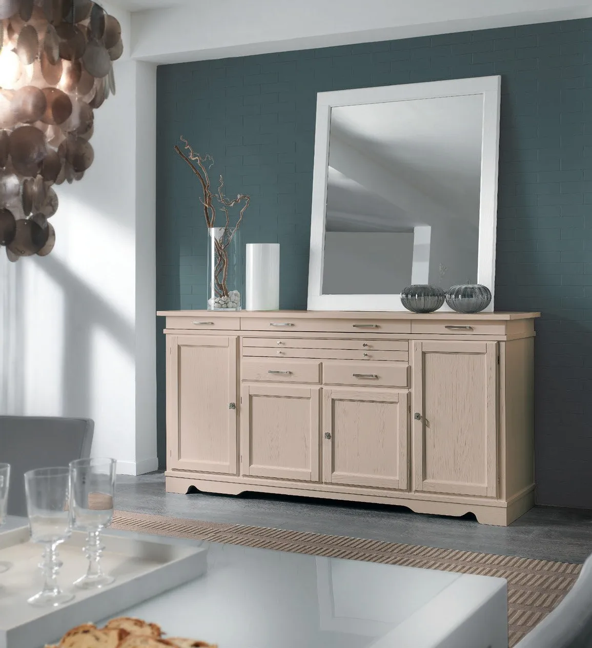 Credenza Country Imba color crema con ante a riquadro davanti a una parete verde