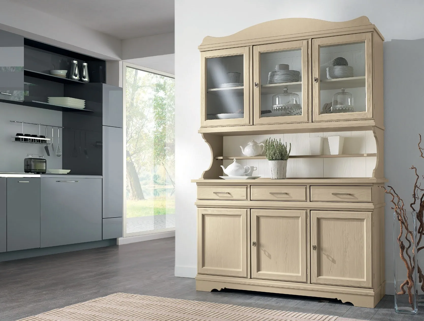 Alzata Country Imba color crema con ante a vetri sopra la credenza, accanto a una cucina