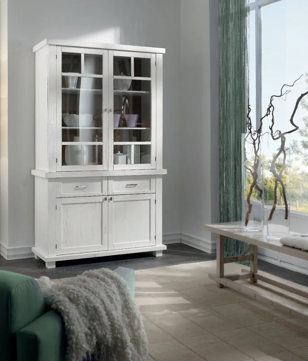 Alzata Country Imba bianca a vetri sulla credenza da 120 cm vicino a una finestra