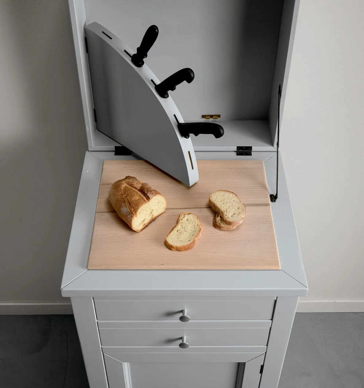 Tagliere Country Imba aperto con pane sul piano in legno e coltelli nel coperchio