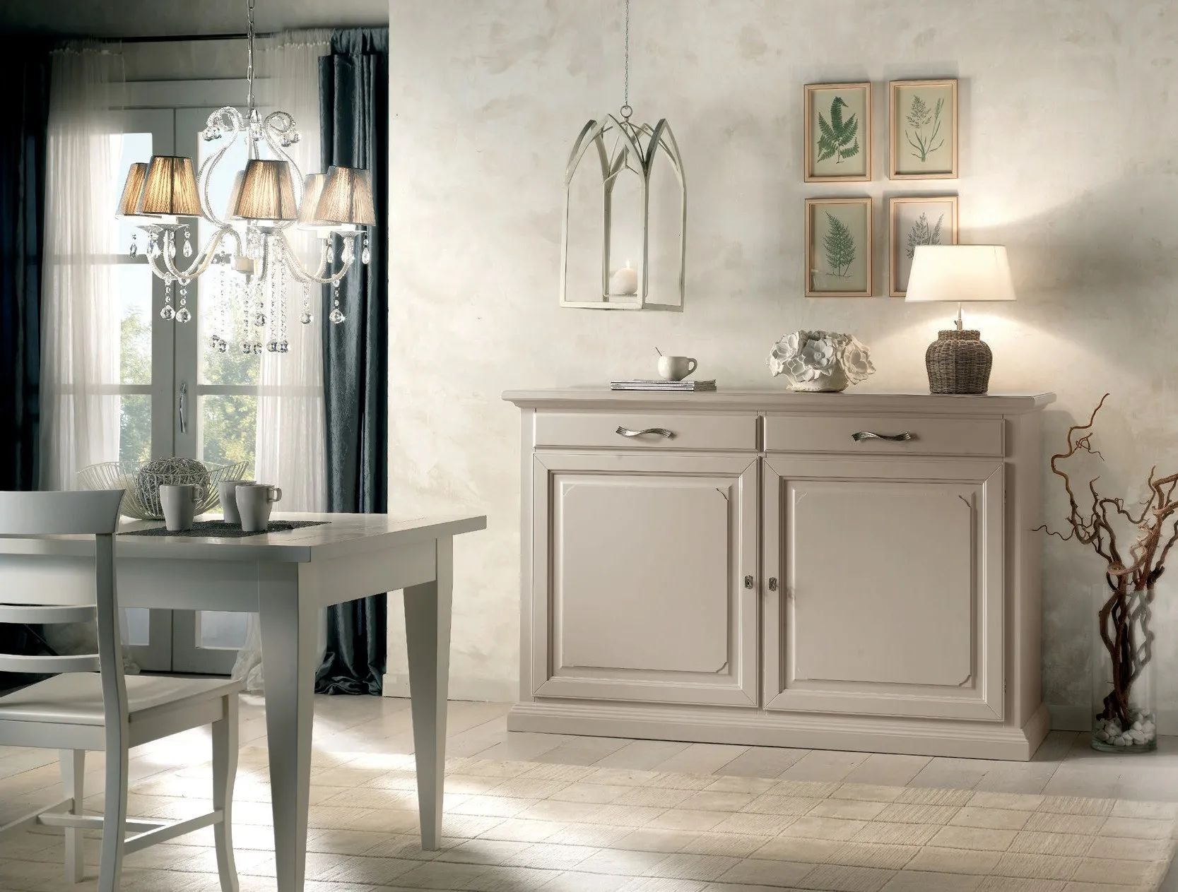 Credenza Settecento Imba tortora con tavolo e sedie in sala da pranzo