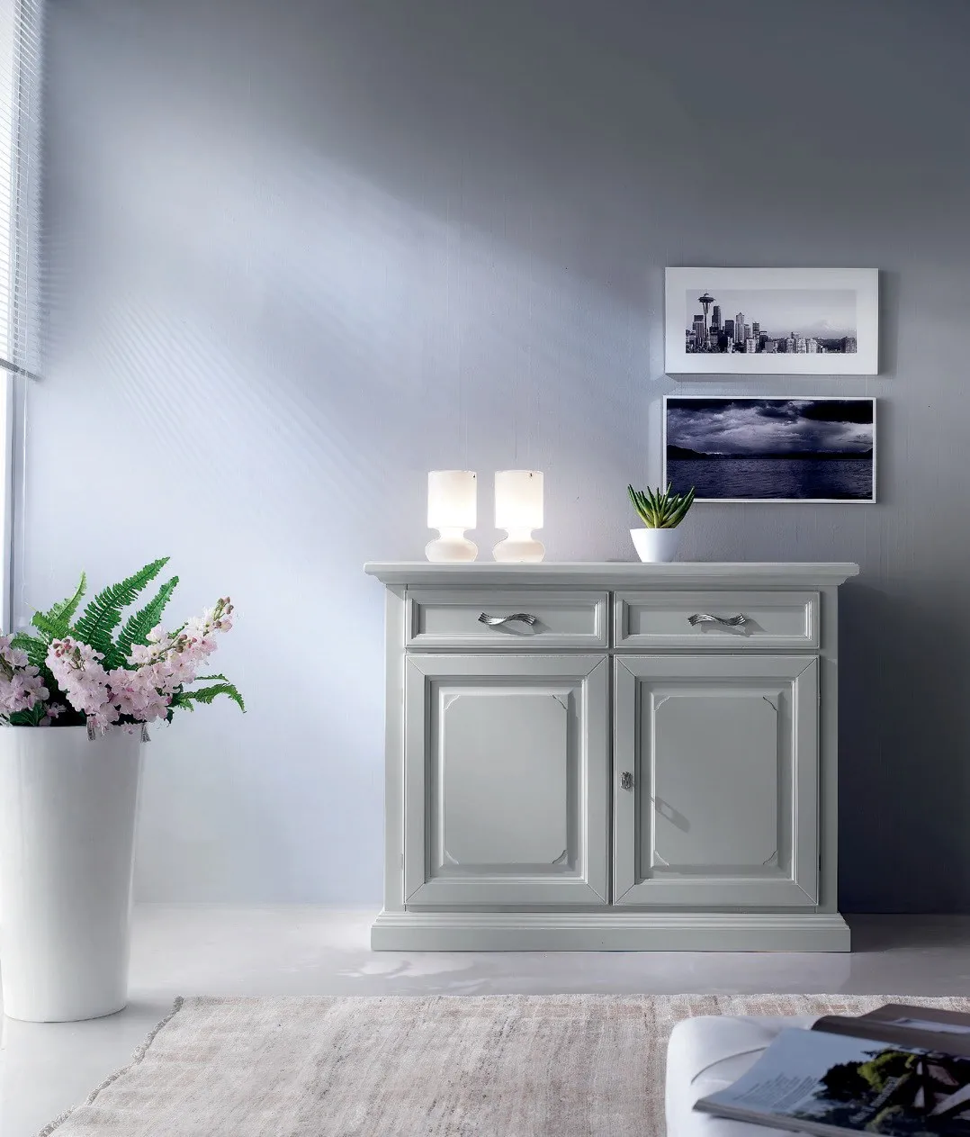 Credenza Settecento Imba grigio azzurro a due ante con vasi bianchi