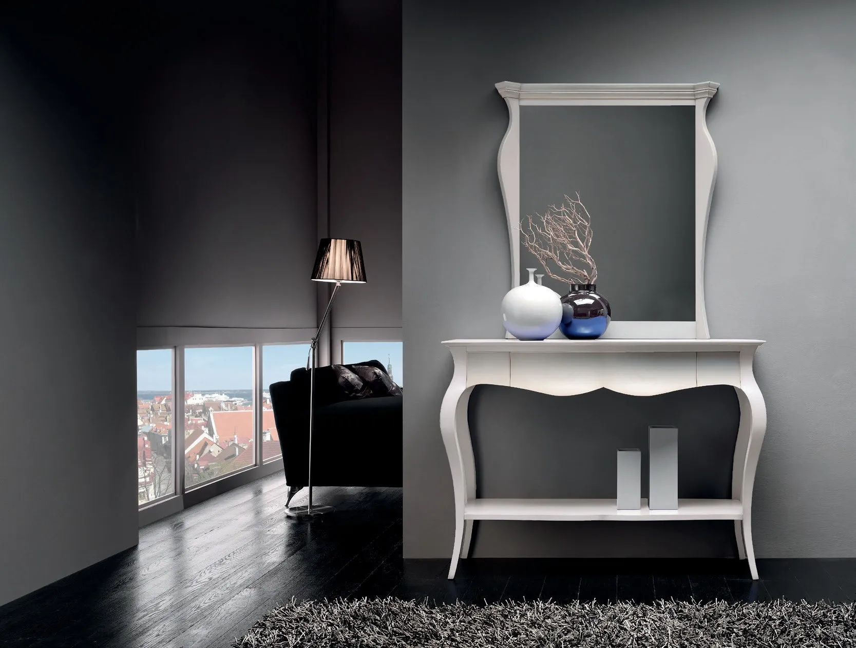 Consolle Maison Imba grigia da 135 cm sotto una specchiera sagomata