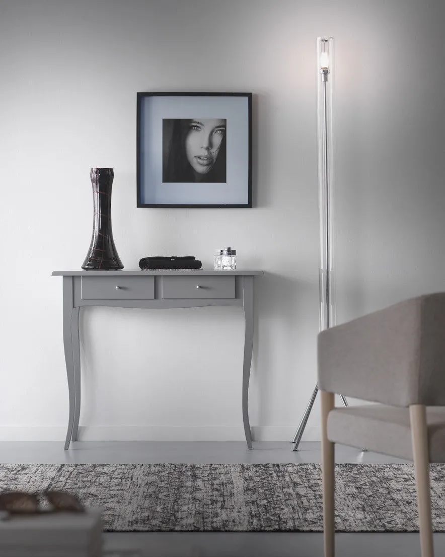 Consolle Maison Imba grigio chiaro con quadro e lampada da terra