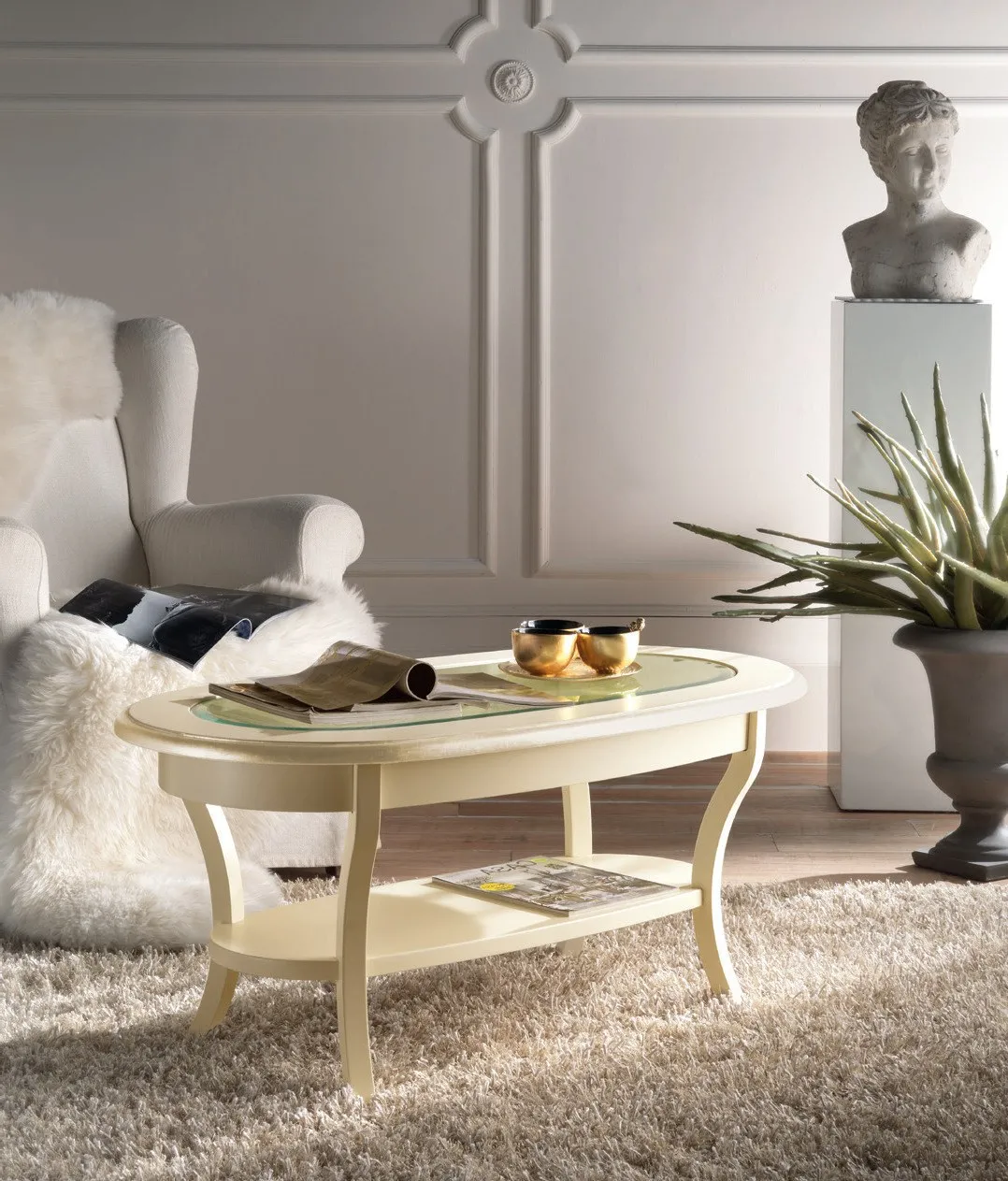 Tavolino ovale Maison Imba color crema con ripiano in un salotto classico