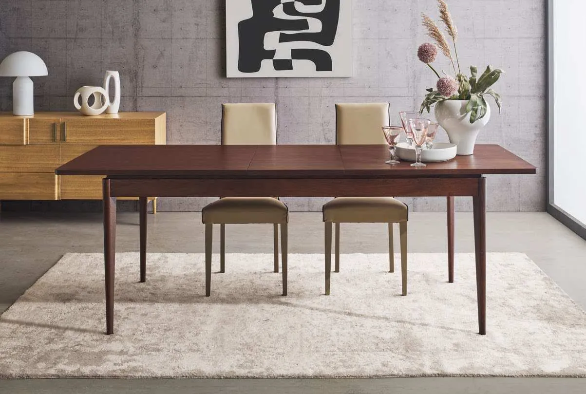 Credenza Imba Icon 2.4 bassa con tavolo allungabile in noce e sedie imbottite