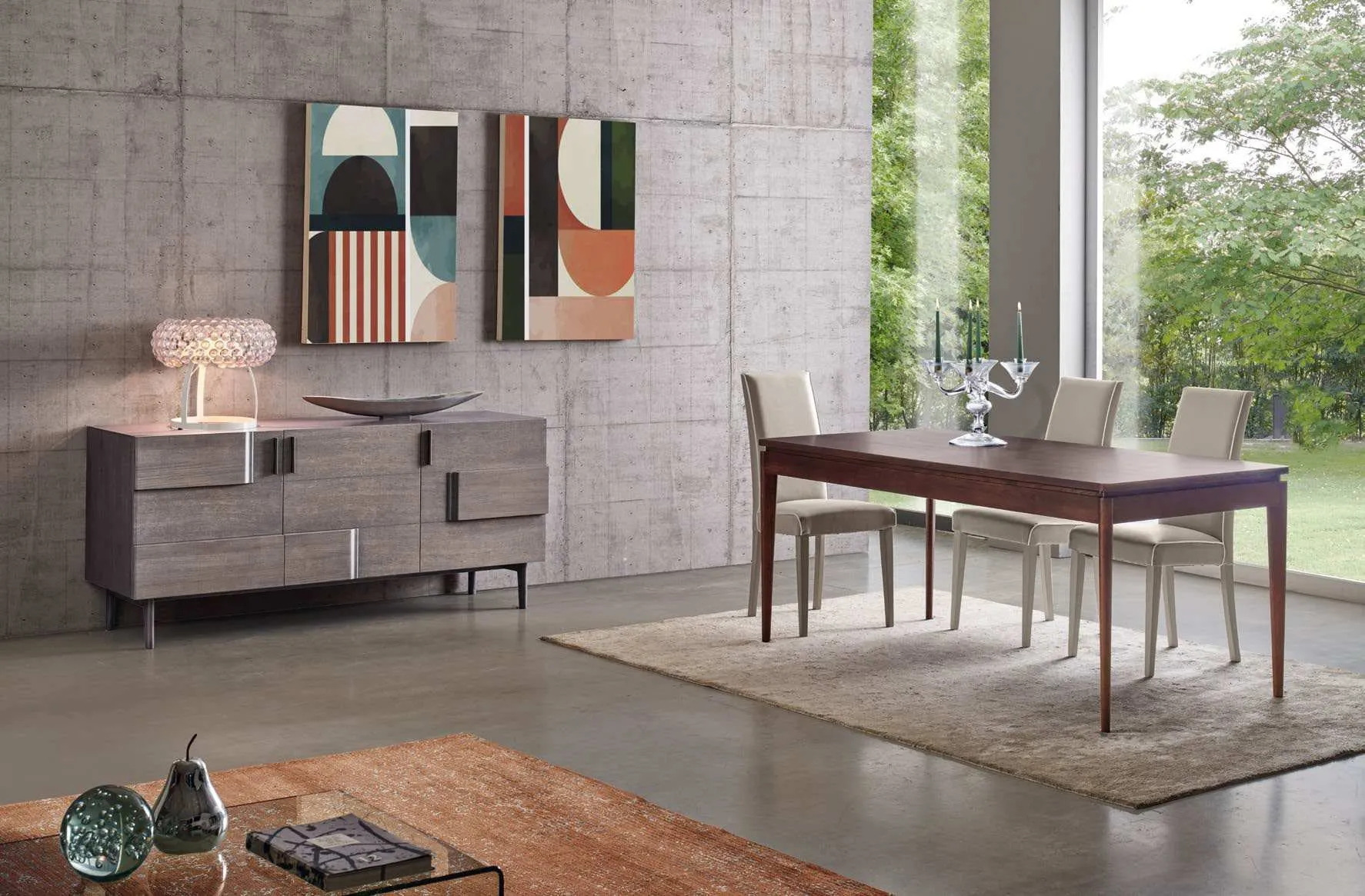 Credenza Imba Icon 2.4 a tre porte grigia accanto a un tavolo da pranzo