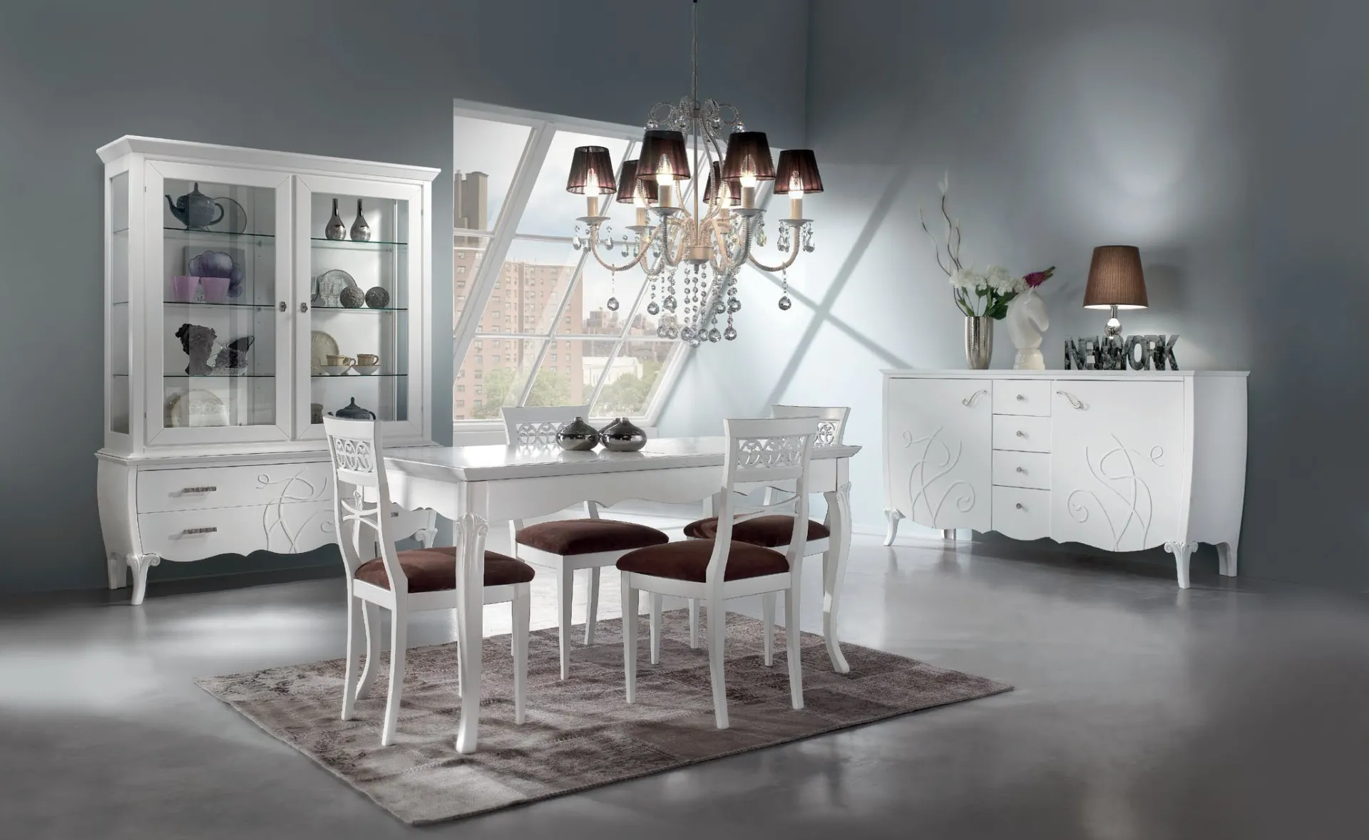 Alzata a vetri Imba Icon 2.0 bianca in una sala da pranzo con lampadario