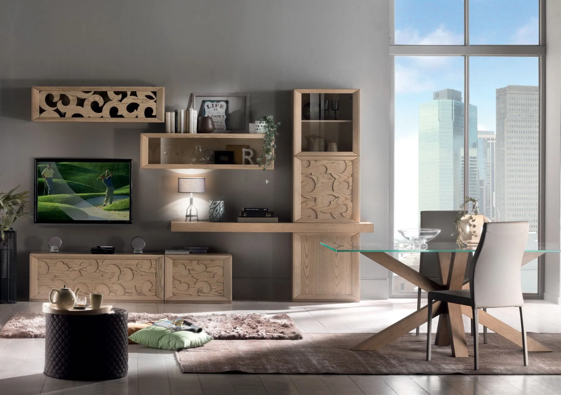 Parete componibile Imba Icon 2.0 in legno chiaro con pannelli decorati e televisore