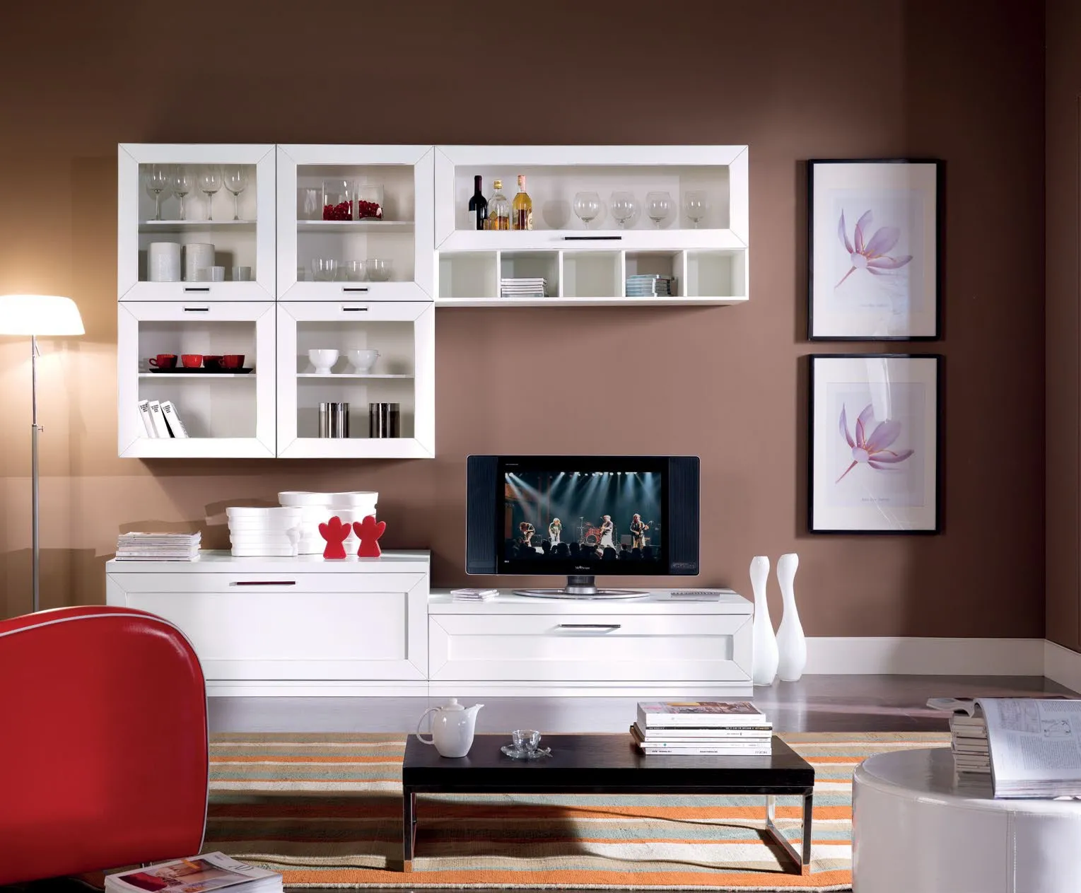 Soggiorno componibile Imba Icon 2.0 bianco con vetrine e poltrona rossa