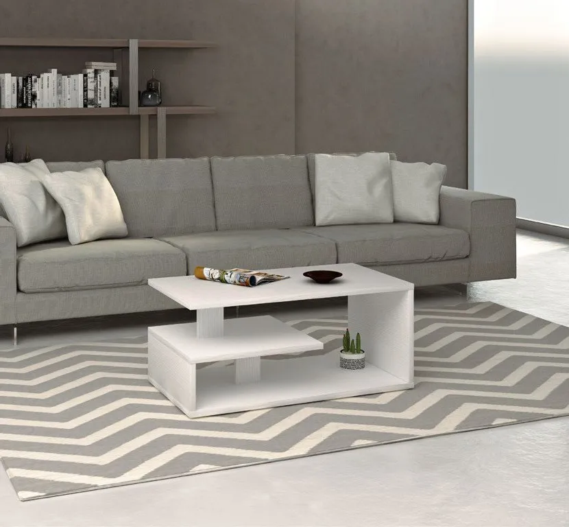 Tavolino Urban Style Imba bianco con vano a giorno davanti a un divano grigio
