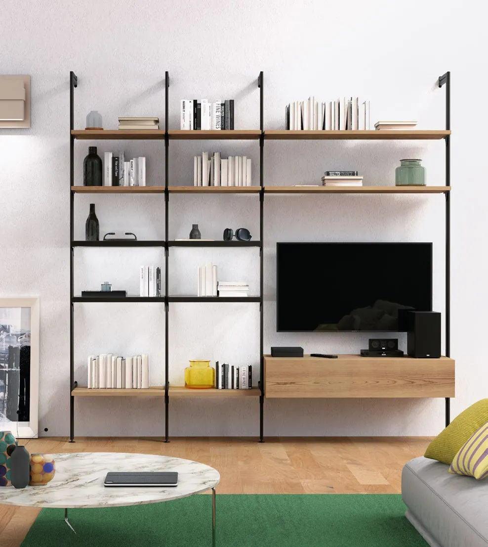 Libreria Nova 3 Imba con spalle nere e ripiani in legno dietro un divano grigio