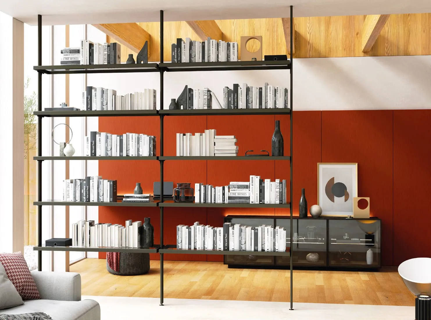 Composizione libreria 8 Nova Imba in alluminio nero piena di libri su parete rossa