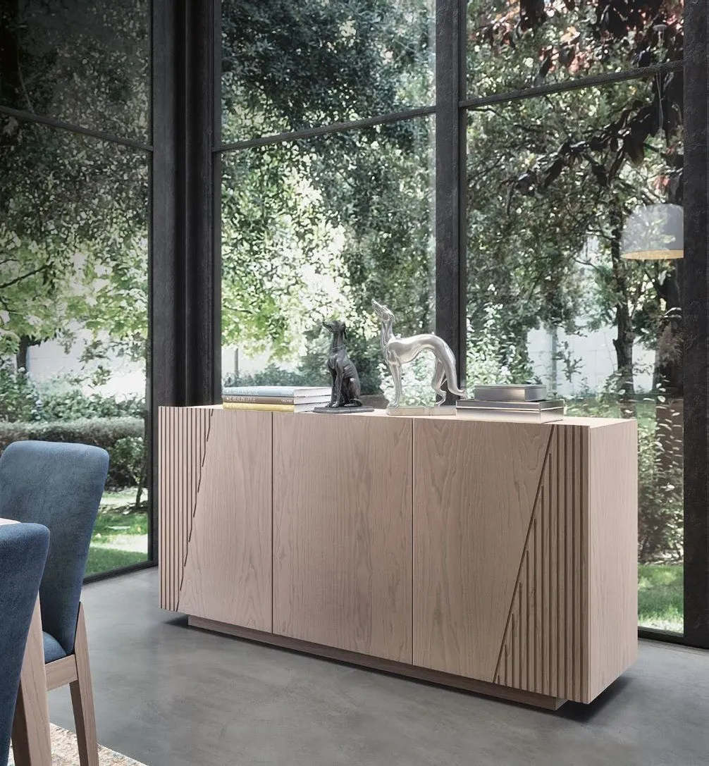 Credenza Trend Style Imba in frassino grigio a due ante con scanalature, davanti a una vetrata sul giardino