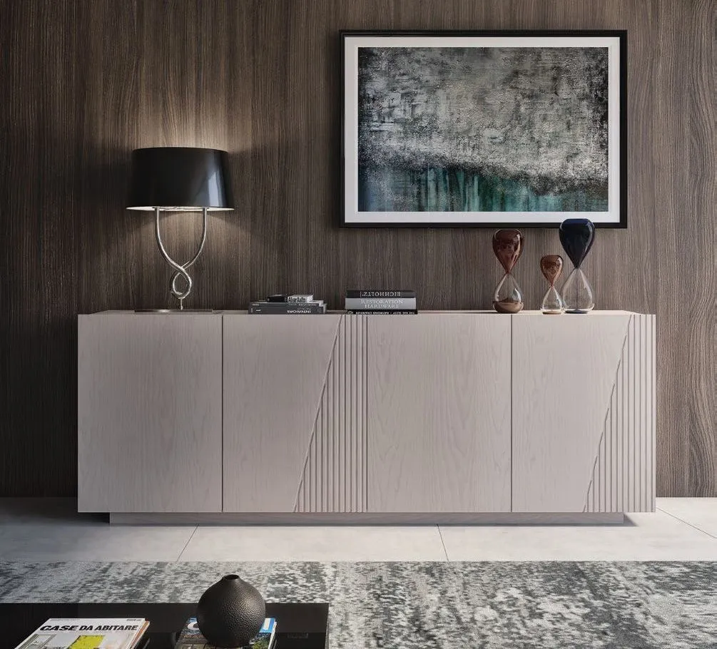 Credenza bassa a quattro ante in frassino Trend Style Imba sotto un quadro astratto