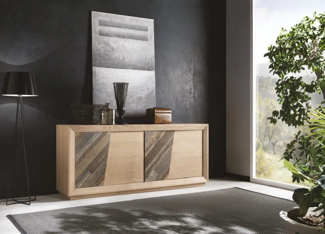Madia in frassino Trend Style Imba con ante bicolore e inserti in legno antico in un soggiorno scuro