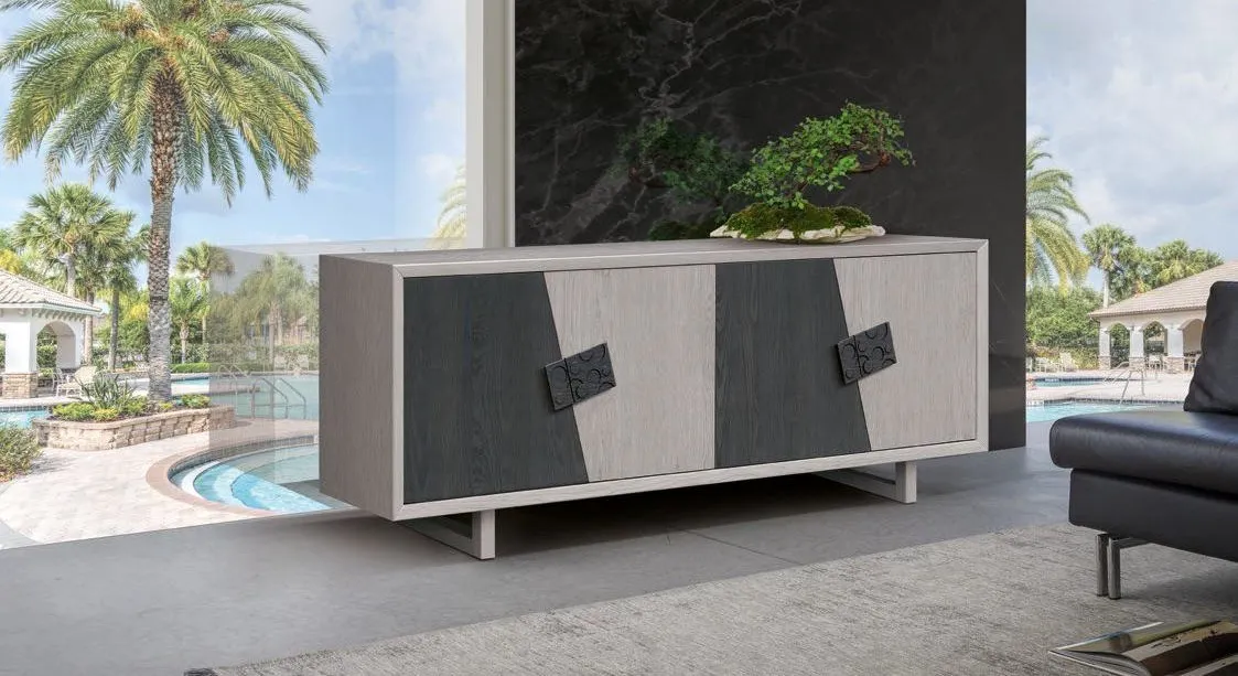 Madia Trend Style Imba in frassino grigio e rovere con ante oblique davanti a una piscina