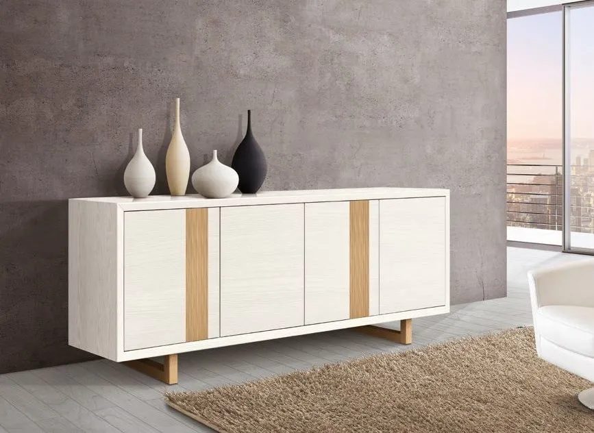 Madia bassa Trend Style Imba in frassino bianco e legno naturale in un soggiorno con vetrata
