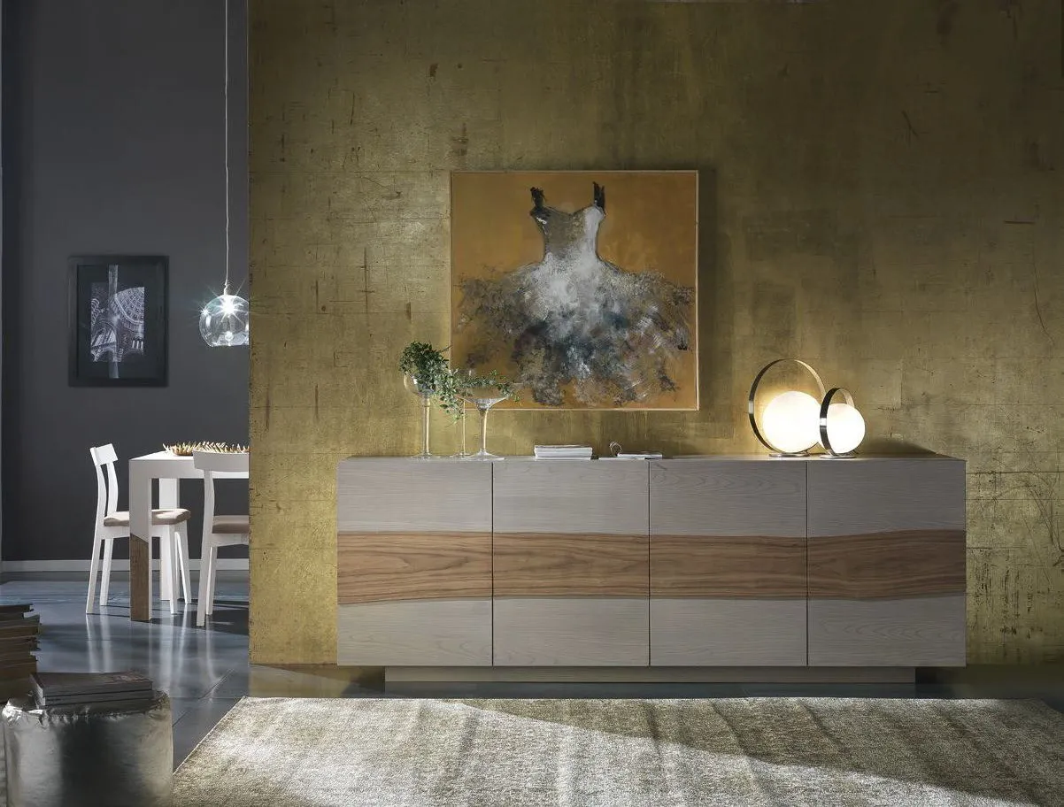 Madia Trend Style Imba grigia con fascia in legno antico davanti a una parete dorata