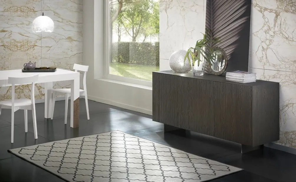 Madia Cortina Trend Style Imba in abete spazzolato scuro in una sala da pranzo luminosa