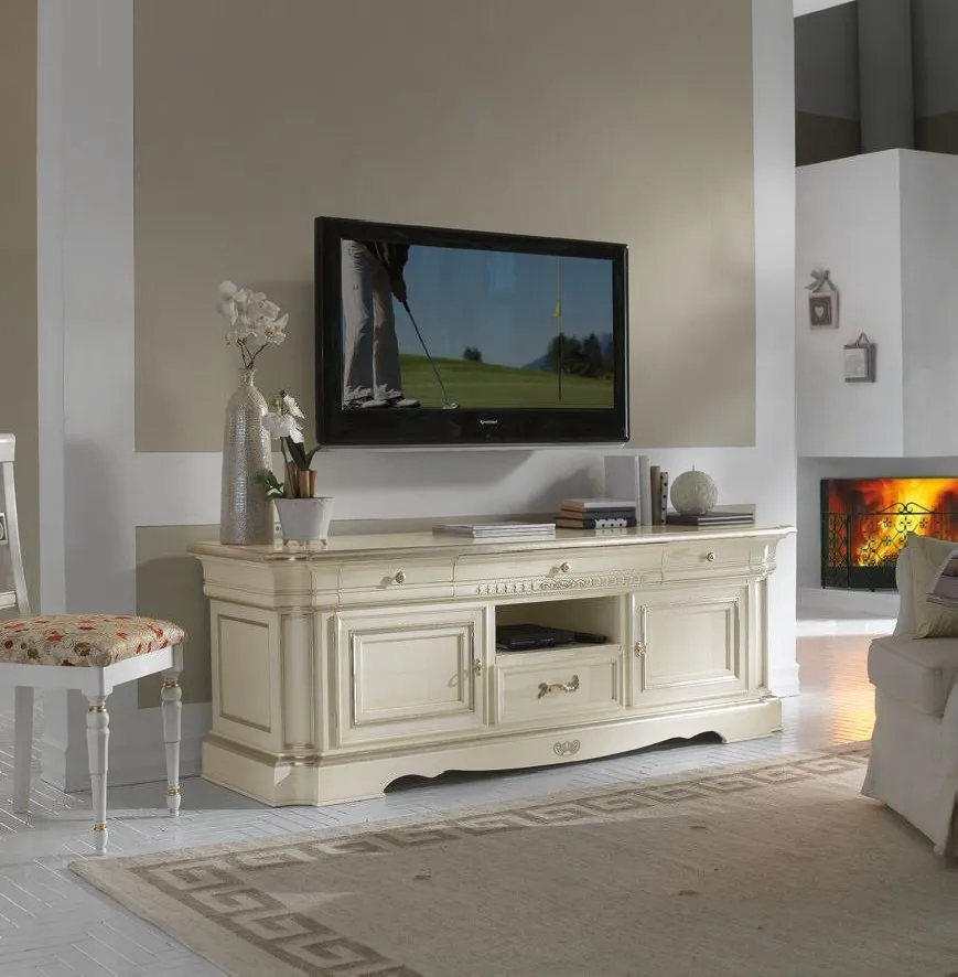 Porta TV Trend Style Imba avorio con ante e vani a giorno sotto il televisore, in un soggiorno chiaro