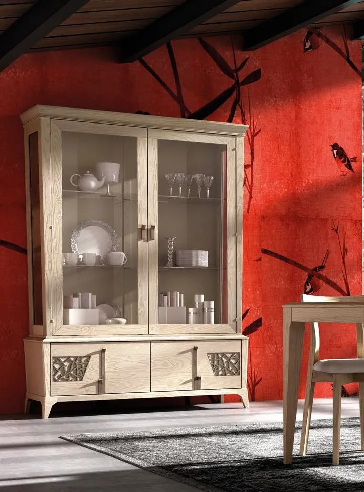 Vetrina chiara Trend Style Imba con trafori alla base davanti a una parete rossa, ritaglio della scena