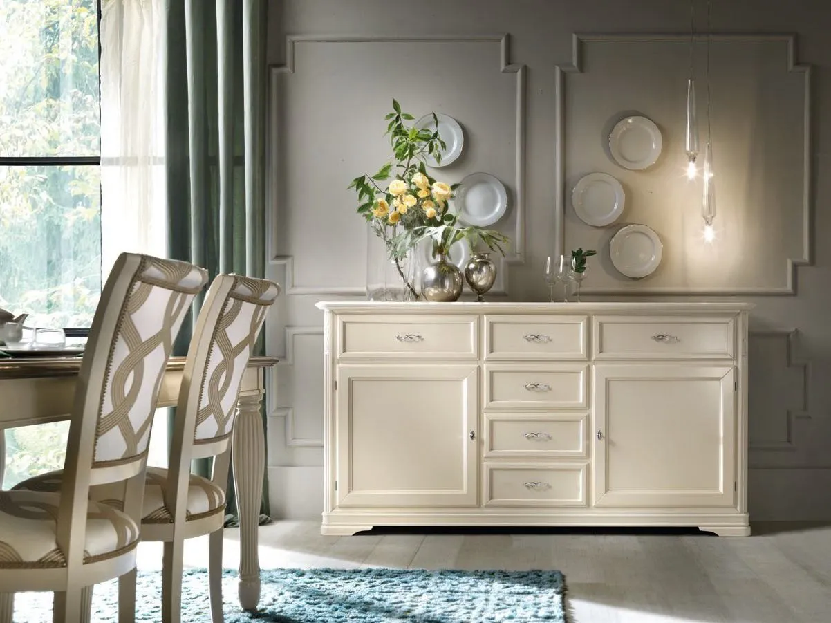 Credenza avorio Trend Style Imba con due ante e cassetti accanto alle sedie della sala