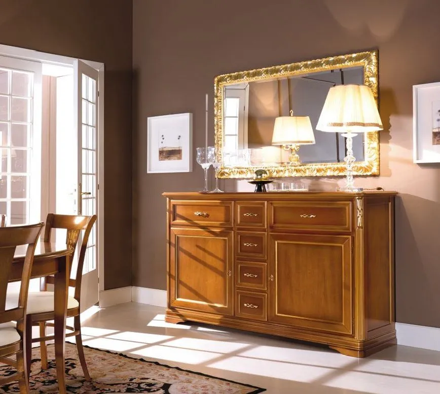Credenza Trend Style Imba in ciliegio con ante e cassetti sotto uno specchio dorato