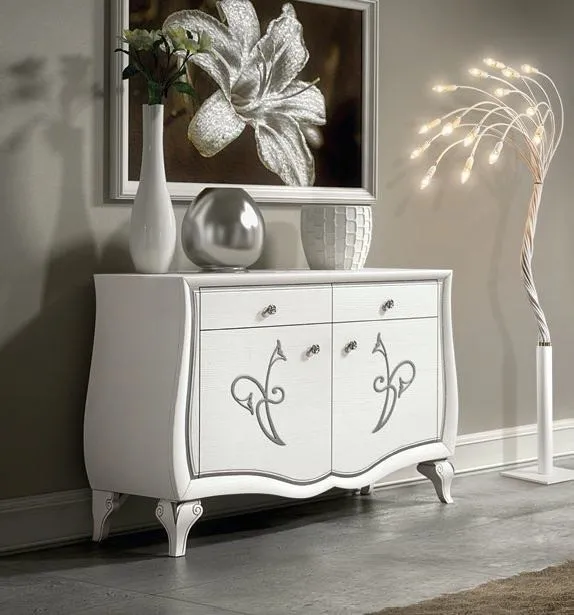 Credenza bombata Trend Style Imba laccata bianca con decoro argento e lampada a foglie